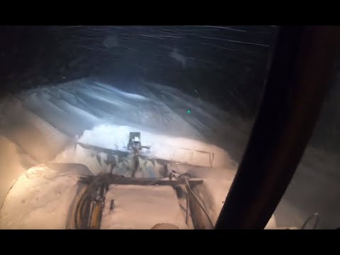 Видео: Трактор Кировец. Расчистка дорог. Наконец то снег.