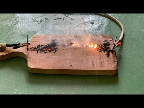 Видео: Выжигатель молний из трансформатора. Молнии Лихтенберга.  Электроды которые не нужно фиксировать!