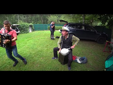 Видео: А я милого узнаю по походке