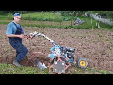 Видео: Вспашка плугом. МБ1 Мультиагро + ПЦ-1-18. Plowing with a plow.