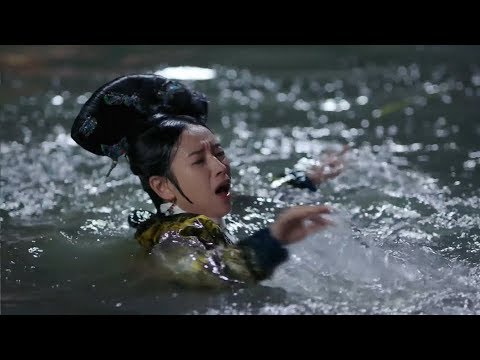 Видео: Королева упала в воду, и никто не помог!