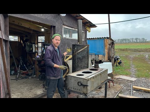 Видео: Эта печь греет воду и готовит еду! Экономия электричества и газа в селе!