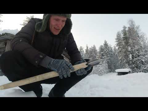 Видео: В дедовской избе. Так отец научил, чтобы ноги не замерзли.