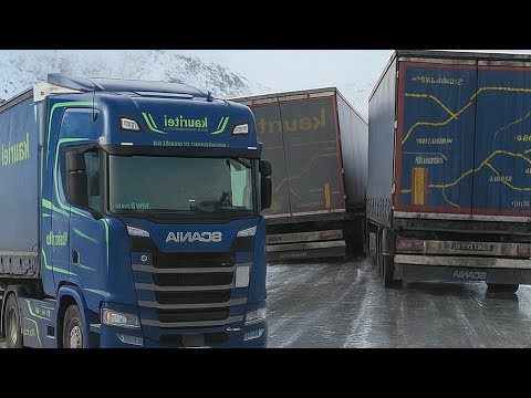 Видео: Фуры буксуют, трехосный встал на подъеме! Зимний кошмар водителей!» Перевал в Норвегии Bjornfjell. 
