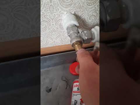 Видео: Как отремонтировать🛠 кран на батарее(радиатор) не снимая кран🧐 #сделайсам #радиатор #ремонт