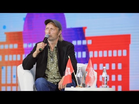 Видео: Comic Con Astana | Мадс Меккельсен | Mads Mikkelsen Интервью с Айсултан Сеитов