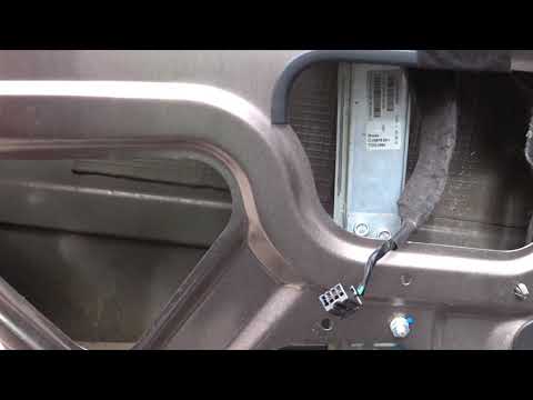 Видео: водоотводящие шторки в двери ваз,отклеились крепим обратно