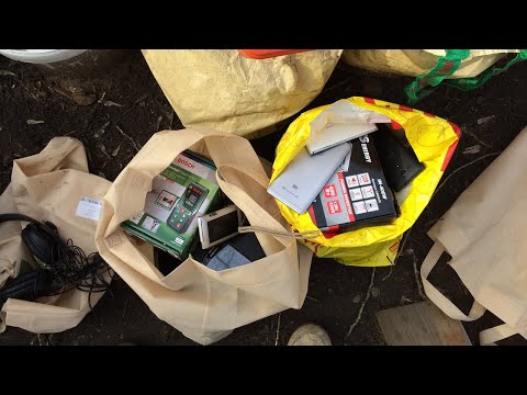 Видео: Кто то выкинул на помойку два мешка всяких гаджетов и телефонов Обзор этих находок !