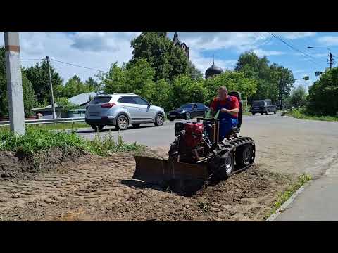 Видео: Гусеничный минитрактор. Пробую отвал.