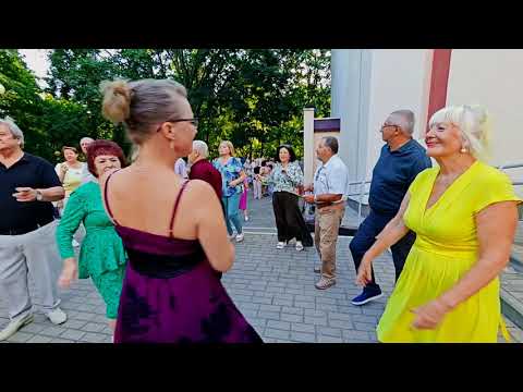 Видео: 9.08.25г... "А Лето цвета Неба"... звучит на Танцполе в Гомельском парке... 