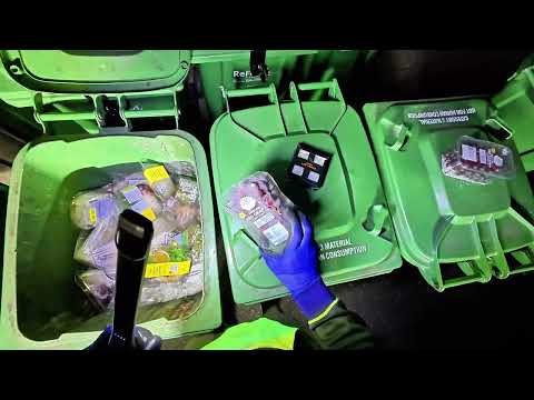 Видео: UK FREEGAN раскрывает огромные пищевые отходы, которые британские розничные торговцы выбрасывают ...