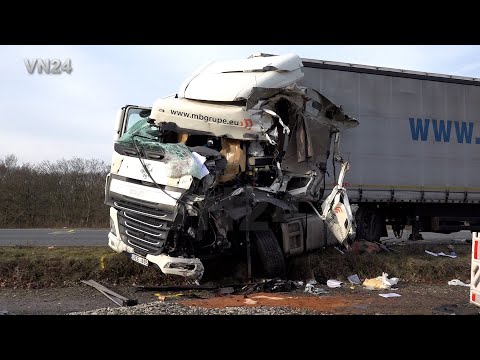 Видео: VN24 - грузовик врезался во встречную полосу на трассе 54