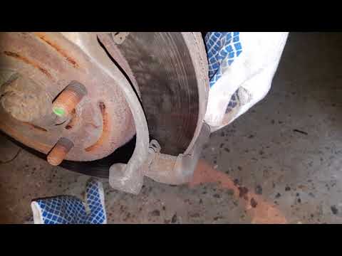 Видео: Замена передних тормозных накладок Хонда Джаз.