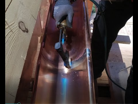 Видео: Медная кровля! Пайка медного водосточного желоба! Часть 6! Soldering of the copper gutter
