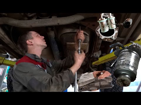 Видео: Mitsubishi L200 2014 года замена топливных фильтров! Продолжение большого ТО!