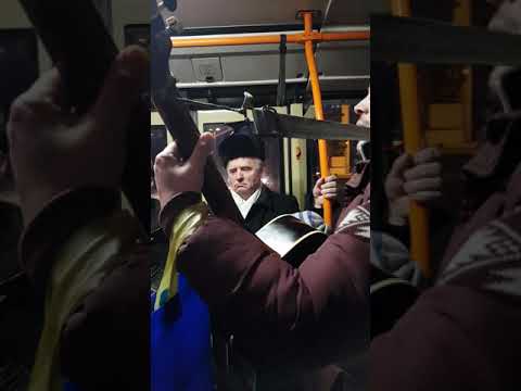 Видео: КЛАССНО ПОЮТ ЦЫГАНЕ В КИШИНЁВЕ. 2 По дороге в спорт зал, смог заказать пару песен, для души.... 😉👍