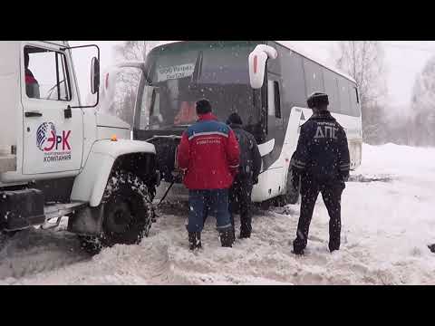 Видео: Оказали помощь на дороге