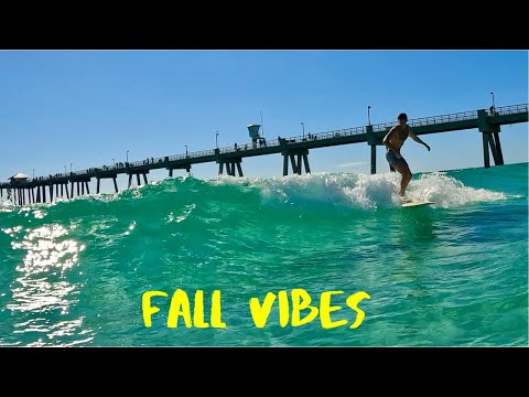 Видео: Серфинг на кристально чистых волнах в прекрасный осенний день на Изумрудном побережье острова Ока...