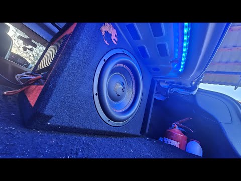 Видео: Активный сабвуфер DL Audio Piranha 12A V.2 с огромным ходом прокачивает Ford Focus 3