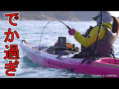 Видео: Женщина вступает в ожесточенную битву с гигантской рыбой! !