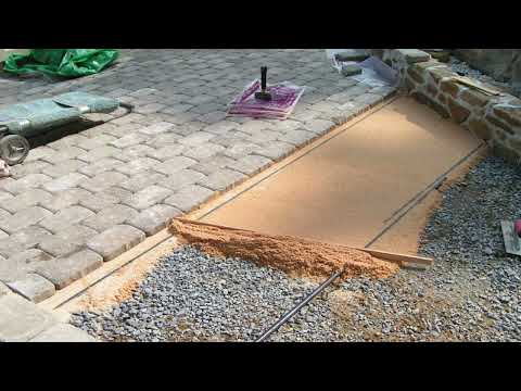 Видео: Зачем устанавливают маяки для тротуарной плитки из профиля?