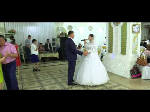 Видео: Жених и невеста поют песню Если б не было тебя