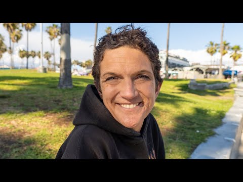 Видео: У бездомной женщины моя фамилия.