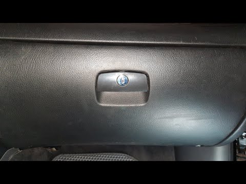 Видео: Ремонт ручки бардачка Passat B5