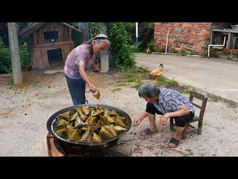 Видео: Бабушка готовит вкуснейшие рисовые клецки на Празднике драконьих лодок