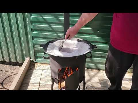 Видео: Обжиг чугунного саджа. Почему льняное масло?