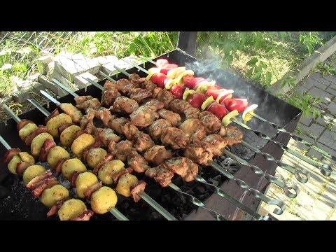 Видео: Шашлык из куриных бедрышек. Как замариновать. Картошка гриль с беконом