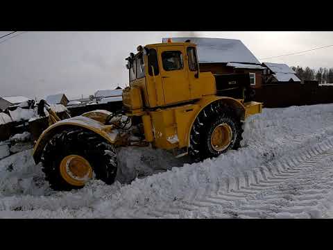 Видео: Трактор кировец К 700 ЧИСТИМ СНЕГ, СТАЩИЛО В КЮВЕТ.