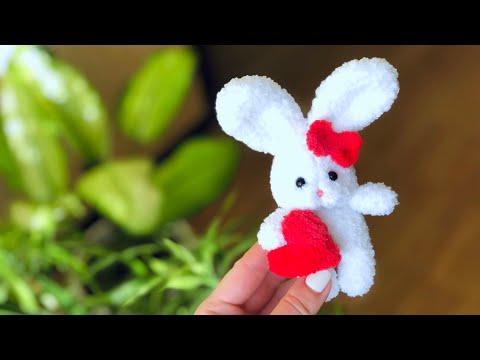 Видео: Зайка с сердечком крючком. Мастер-класс. Часть 2