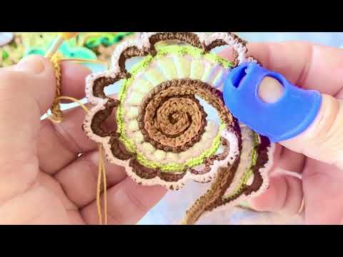 Видео: Мастер класс по вязанию круглого шнура гусенички. Трёхгранник.