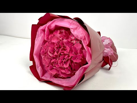Видео: Как красиво упаковать один цветок гортензию в букет