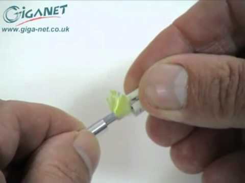 Видео: Установка волоконно-оптического коннектора клеевая технология