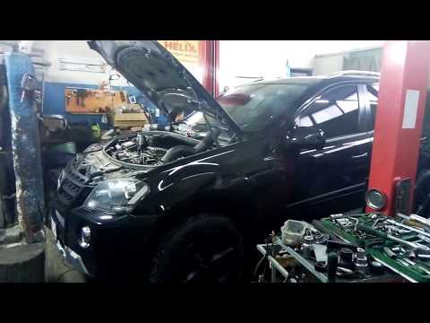 Видео: Mercedes ML W164 V8 двигатель M273 снятие и установка топливных форсунок