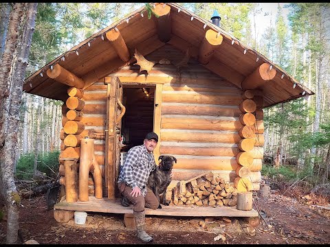 Видео: Удалённый бревенчатый домик в канадском Северном лесу