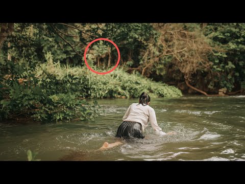 Видео: За девушкой в реке кто-то следил из кустов! Дальше произошло немыслимое!