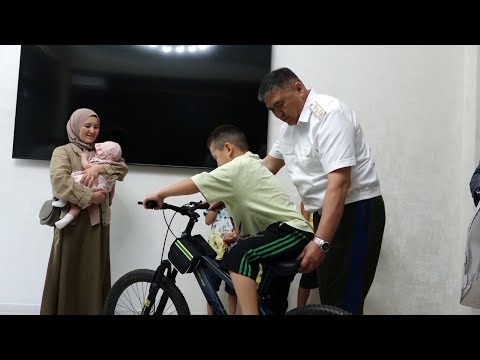 Видео: КАМЧЫБЕК ТАШИЕВ ТУРМУШТАН КЫЙНАЛГАН 6 БАЛАЛУУ ЖАЛГЫЗ БОЙ ЭНЕГЕ ҮЙ БЕРДИ