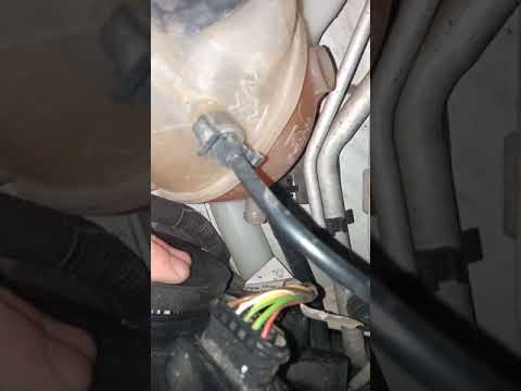 Видео: Замена лампы ближнего света на Пежо 207, PEUGEOT. Replacing the low beam bulb on the Peugeot 207