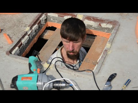 Видео: Снимаю опалубку, копаю траншею до забора. Часть 4.