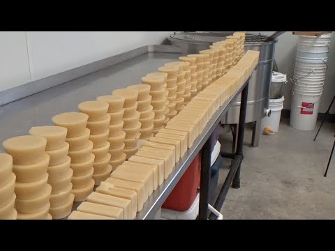 Видео: Плавление пчелиного воска для приготовления лосьона для рук.