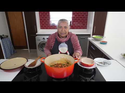 Видео: Готовим карри с курицей и фасолью гадра — мы купили свежую гадру и решили приготовить это сочетание!