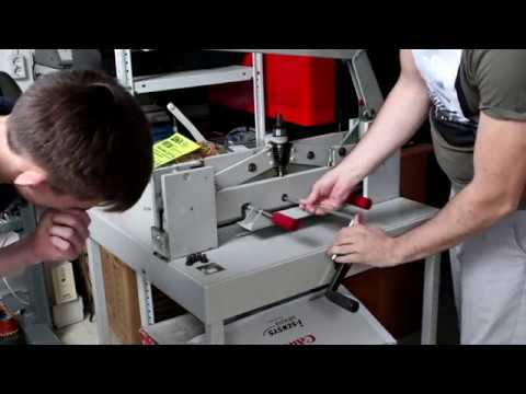 Видео: Гильотина/резак Ideal 4705/4700 (замена ножа, настройка)