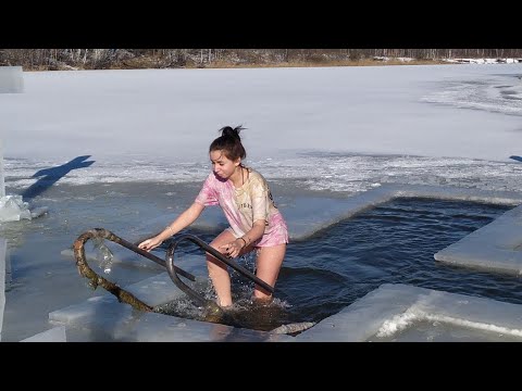Видео: Купання на Водохреща 2022: Трускавець, Epiphany, Крещенские купания 19 січня 2022 р.