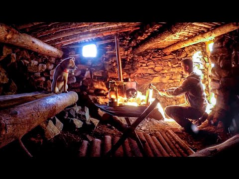 Видео: 24 ЧАСА в КАМЕННОМ ДОМЕ с РЫЖИМ ЗВЕРЕМ | Пугаем МЕДВЕДЯ, Строим ВОДОСБОР, Жарим МЯСО