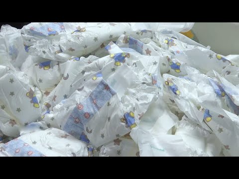 Видео: Как делают подгузники? Репортаж с производства в Беларуси // Подслушано в цеху