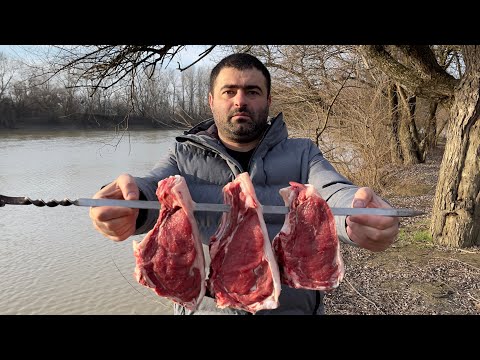 Видео: Лучший Рецепт говяжьего СТЕЙКА  MEDIUM 🥩 с овощами на садже у реки