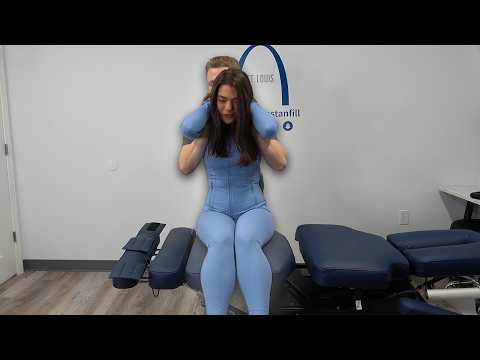 Видео: Студентка колледжа впервые пробует хиропрактику!